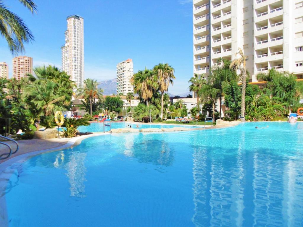 贝尼多姆Gemelos 22 Resort Apartment 2-15-B Levante Beach的一座棕榈树和建筑的大型游泳池