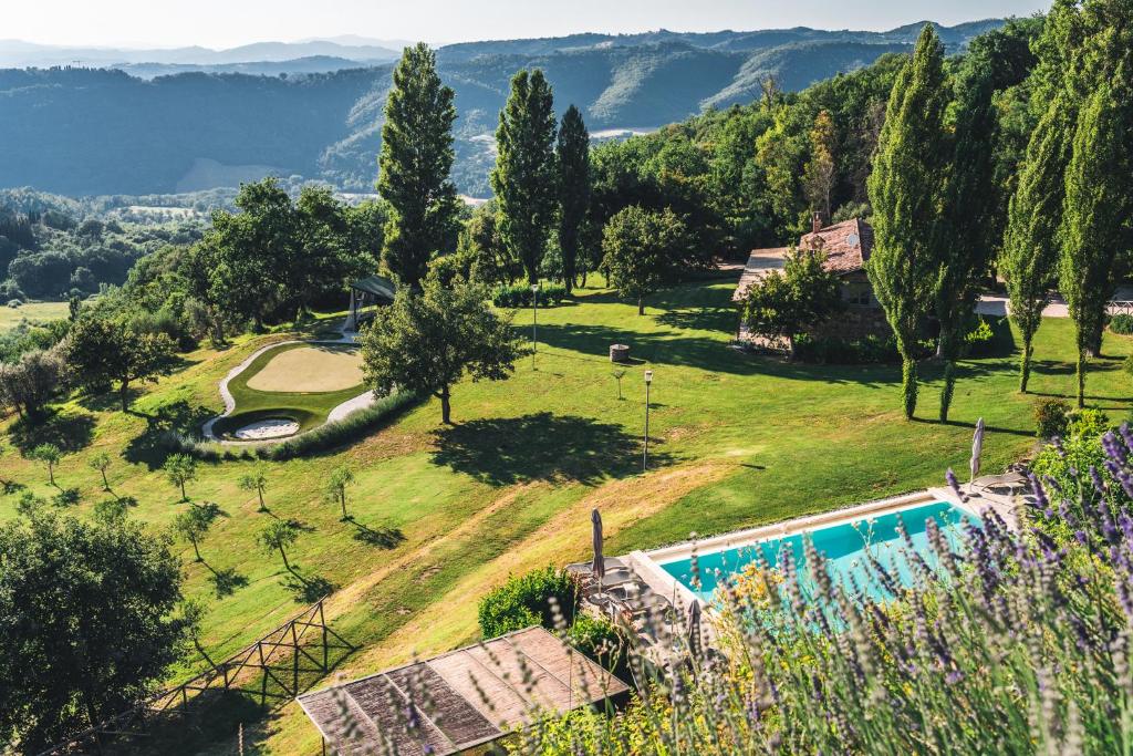 古比奥尼克斯度假酒店的一座带游泳池和山脉的庄园