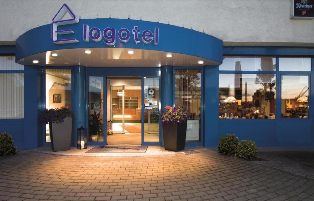艾森纳赫洛格特尔酒店的前面有蓝色标志的商店