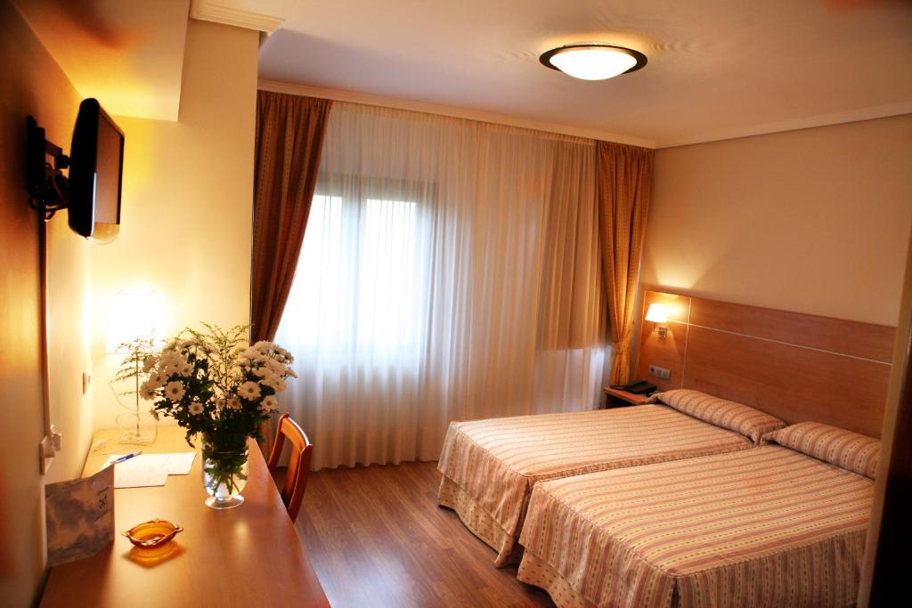 埃拉斯蒂列罗起锚旅馆的酒店客房设有床和窗户。