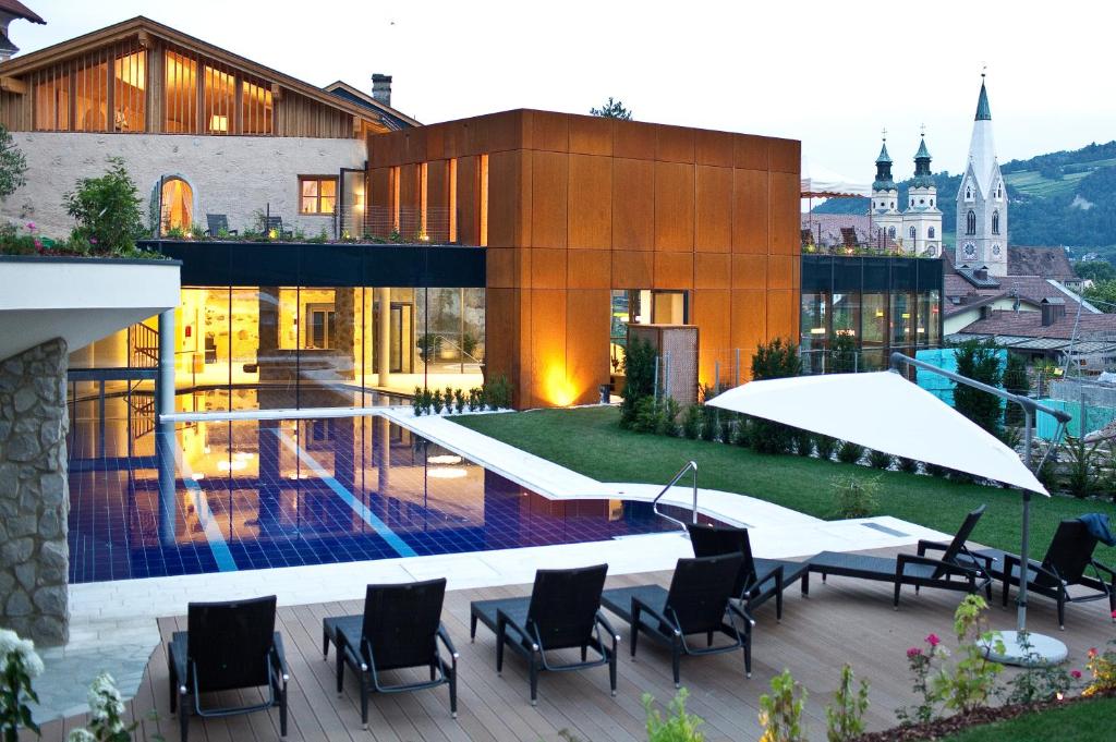 布列瑟农格鲁纳鲍姆酒店的享有带椅子和游泳池的建筑景致。