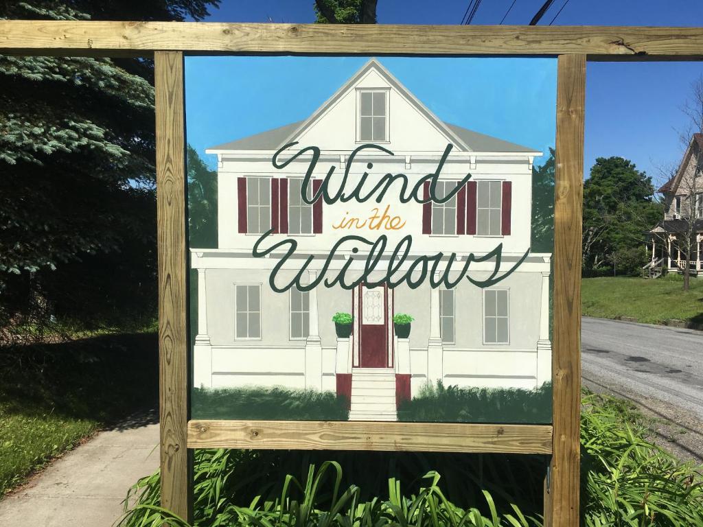JeffersonWind in the Willows Overnight的白色房子的标志,字眼在窗边风