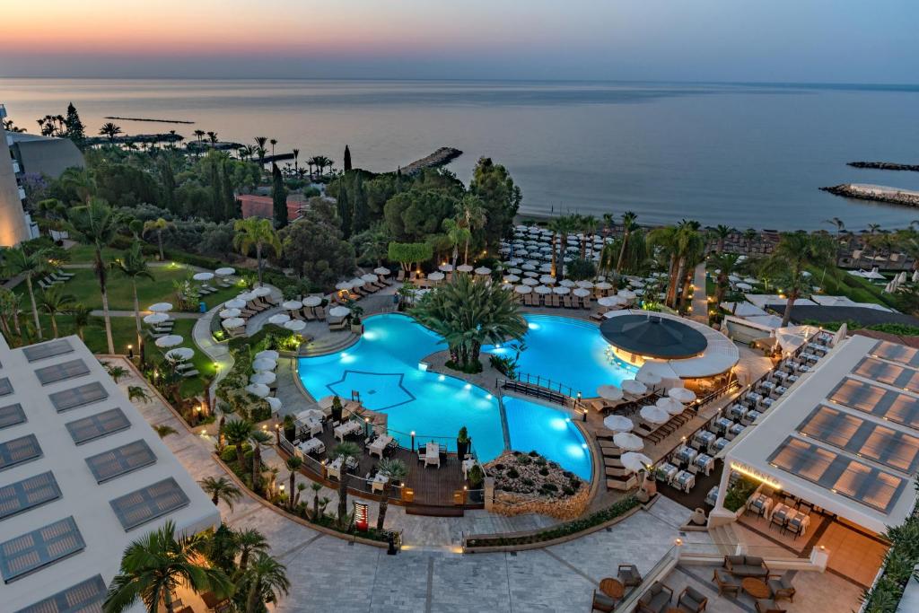 利马索尔地中海海滩酒店 的享有带游泳池的度假村的空中景致
