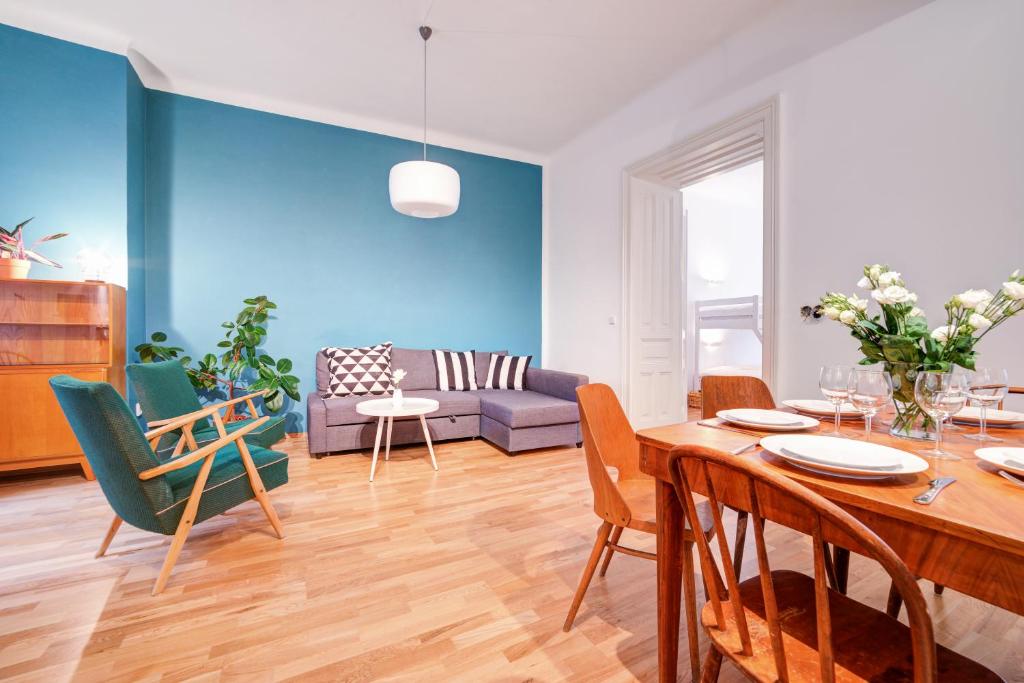 布尔诺Vachova Apartments的客厅配有桌椅和沙发