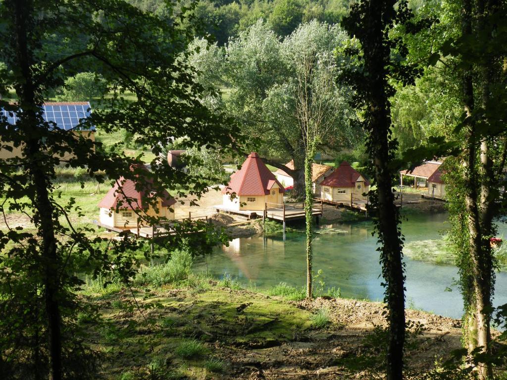 Balaives-et-Butzkotas-Esprit Nordique的享有河流美景,拥有房屋和树木