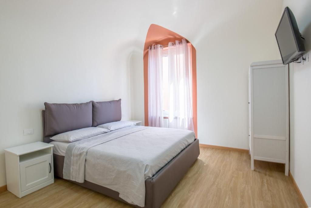 瓦拉泽La terrazza的一间卧室配有一张床和一台平面电视