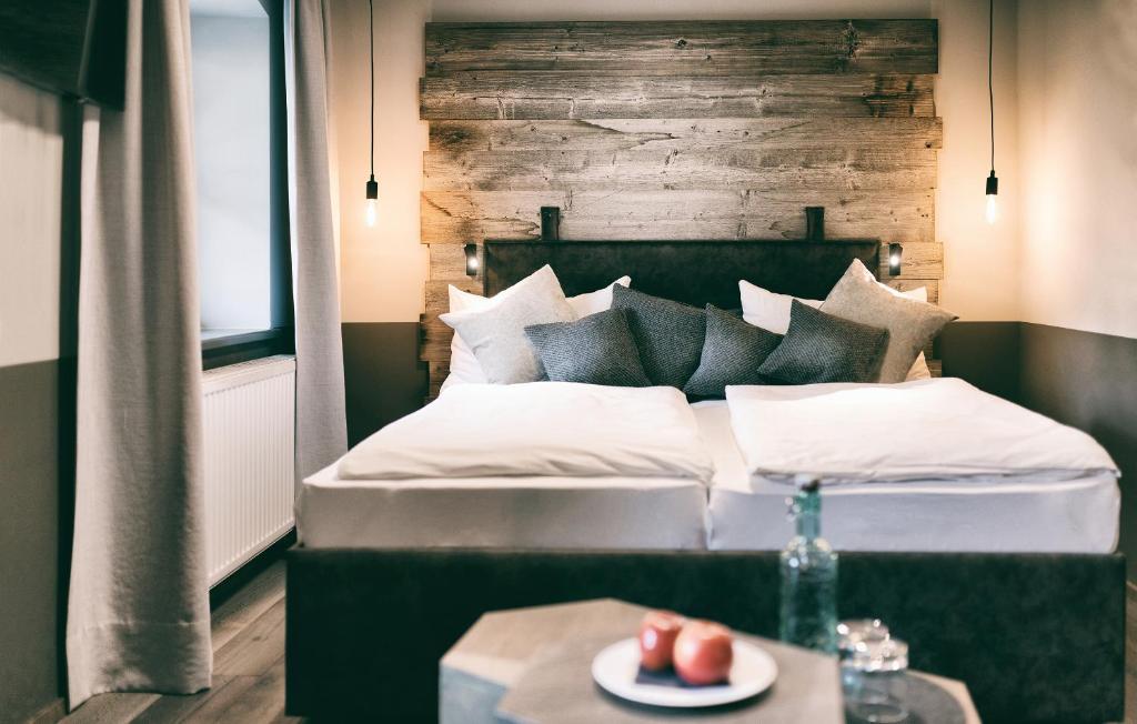 格罗萨尔Berg-Leben的一间卧室配有一张床和一张带果盘的桌子