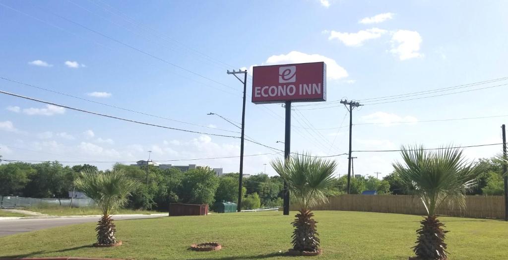 圣安东尼奥Econo Inn Lackland AFB-Seaworld San Antonio的路旁的一间玫瑰旅馆标志