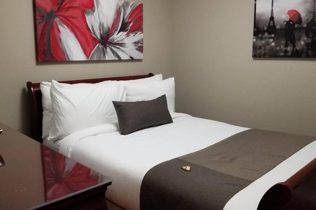 加蒂诺2-Bedroom Apartment #30A by Amazing Property Rentals的卧室配有一张带黑色枕头的白色床