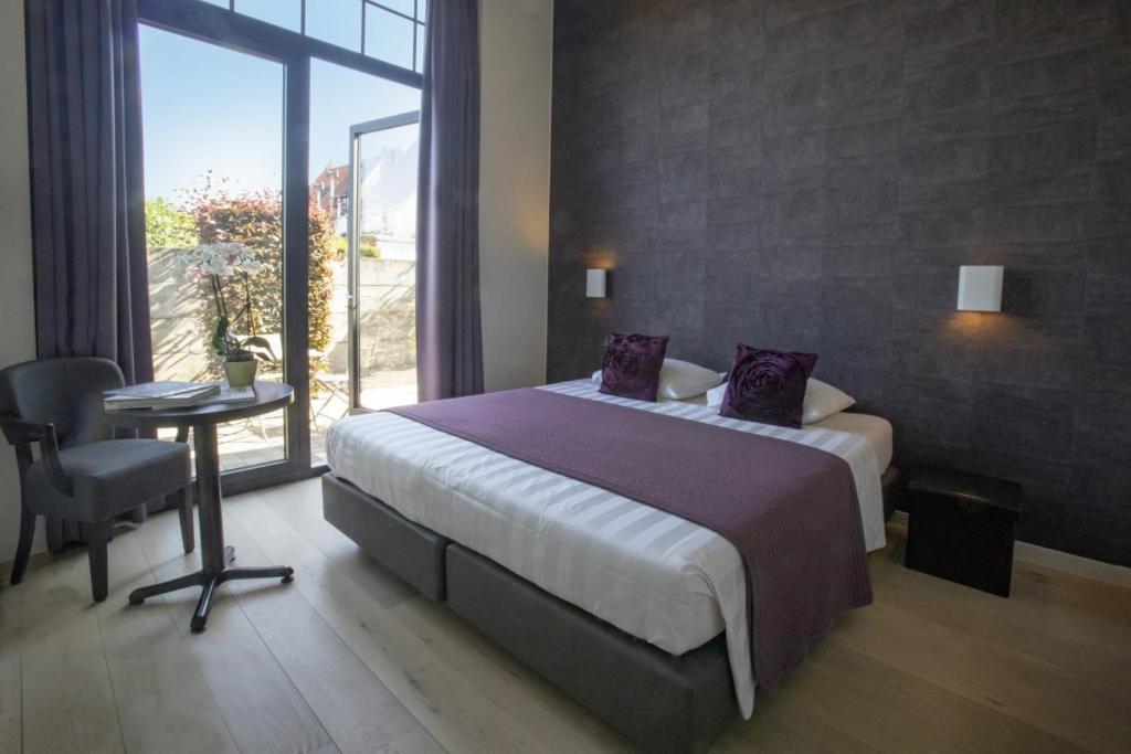 科特赖克极光住宿加早餐旅馆的一间卧室配有一张床、一张桌子和一个窗户。