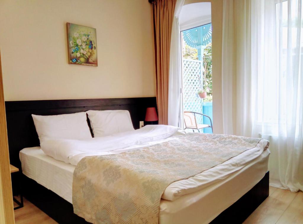 第比利斯Old Town Mtatsminda的一间卧室设有一张大床和一个窗户。