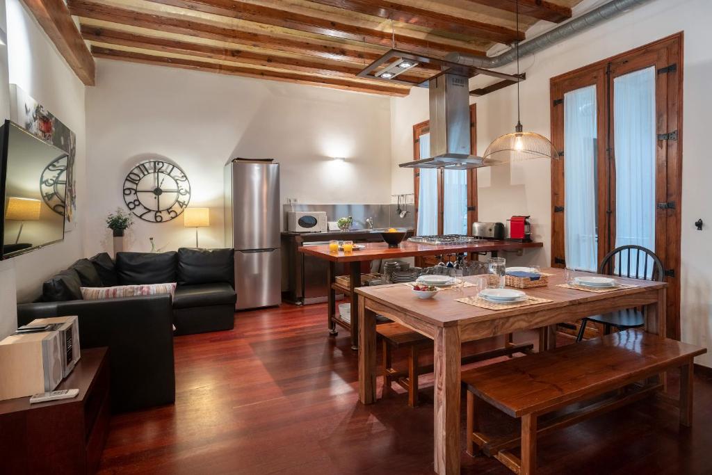巴塞罗那费兰住宿公寓酒店的厨房以及带木桌的起居室。
