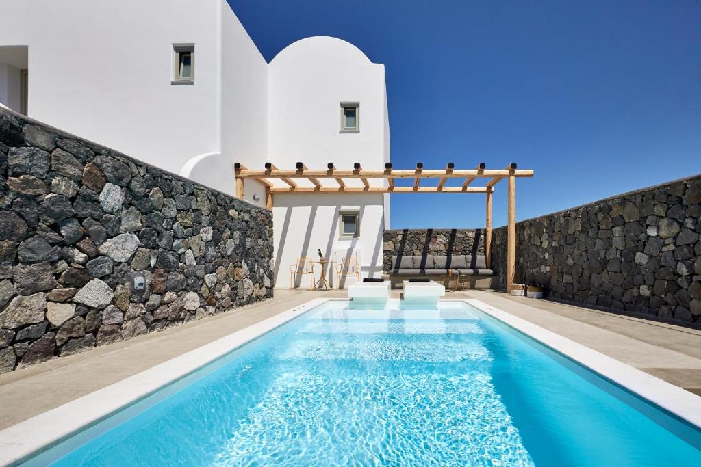 梅萨雷亚阿尔特拉帕斯套房酒店的别墅前设有游泳池