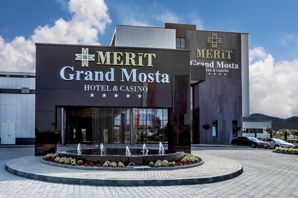 斯维伦格勒Merit Grand Mosta Spa Hotel & Casino的一座宏伟的博物馆,在一座建筑前设有喷泉