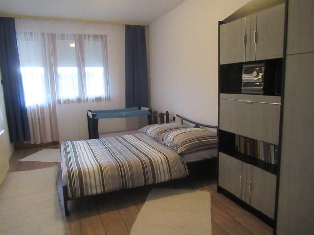 鲍洛通凯赖斯图尔Katalin apartman的一间小卧室,配有一张床和一个梳妆台