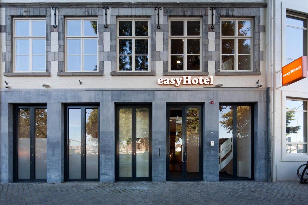 马斯特里赫特easyHotel Maastricht City Centre的大楼外墙,入口方便酒店