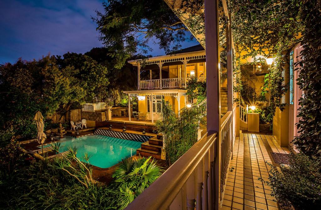 德班戈布尔棕榈宾馆及休闲度假村的庭院中带游泳池的房子