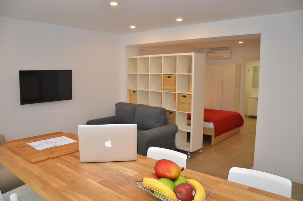 瓦伦西亚Bet Apartments - Abastos的客厅配有带笔记本电脑的桌子