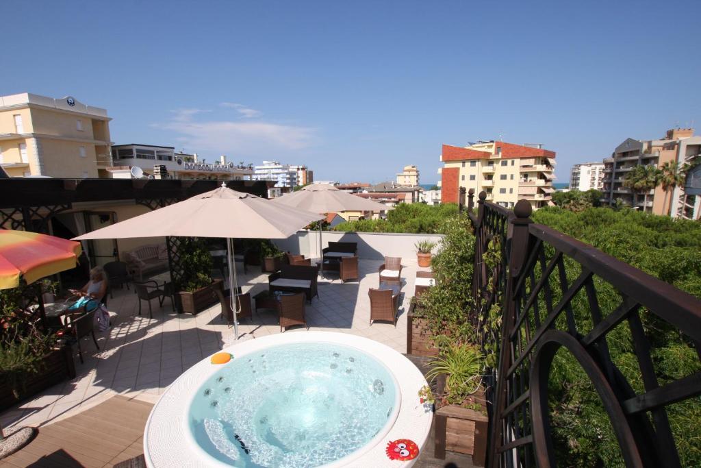 阿尔巴·阿德里亚蒂卡纳克索斯住宿加早餐旅馆的市景阳台的热水浴池