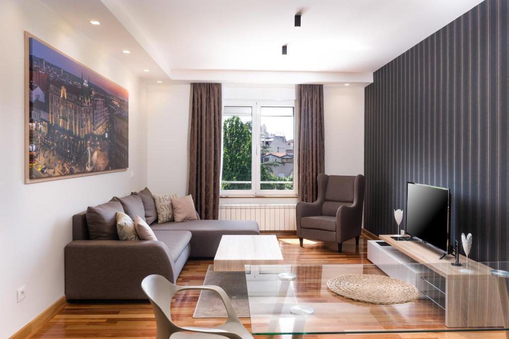 贝尔格莱德Apartments Feel Belgrade的带沙发和电视的客厅