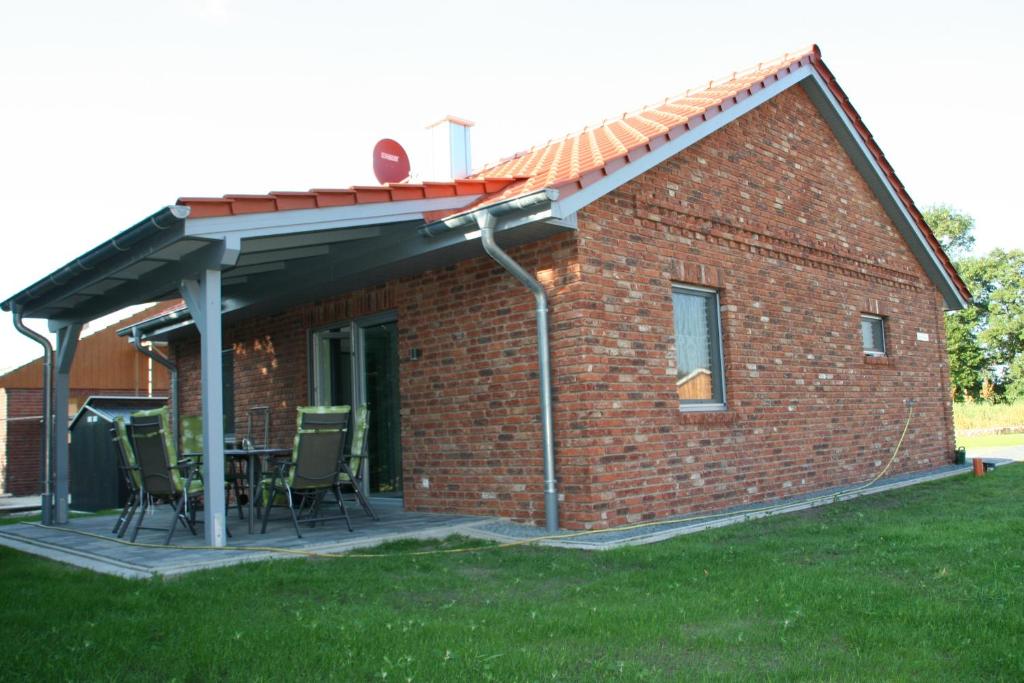 OberlangenHolunder Hüsken的红砖房子,配有桌椅