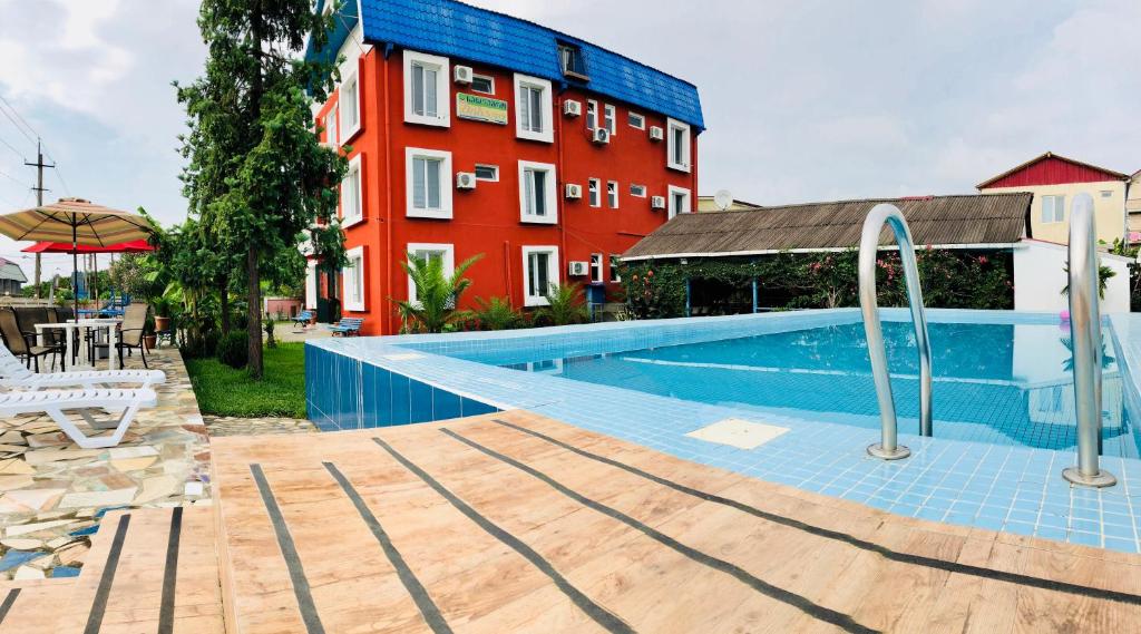 乌雷基Hotel Mirage Ureki的大楼前设有游泳池的酒店