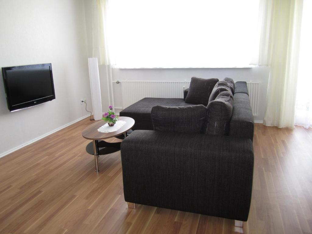 柏林Stars Berlin Apartments的客厅配有沙发和桌子