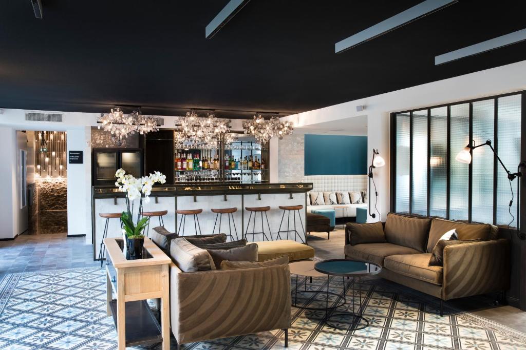 巴黎双长颈鹿酒店的带沙发的客厅和酒吧