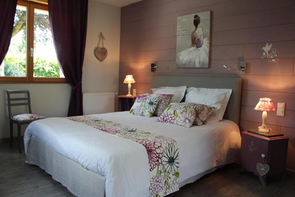 Sept-FrèresGîte d'Anne et Ulysse的卧室配有带枕头的大型白色床