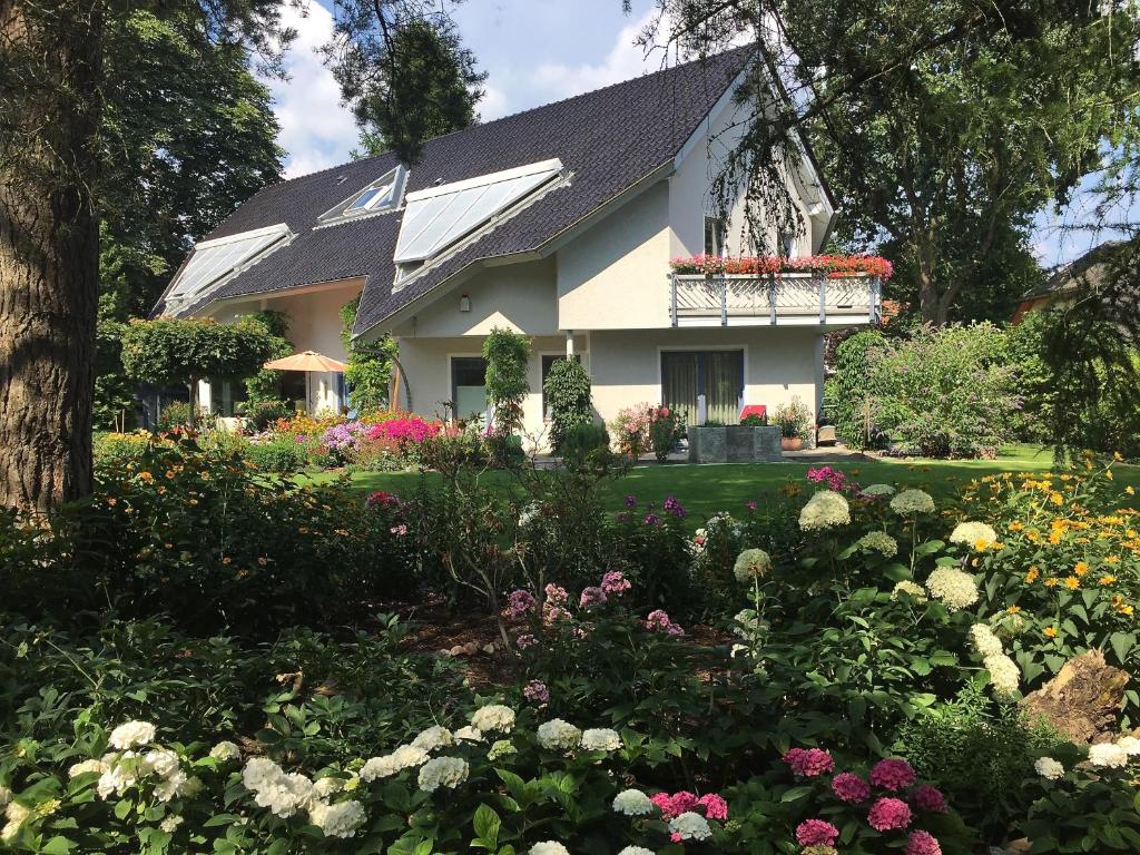 霍亨诺伊恩多夫Villa "Auszeit"的前面有花园的房子