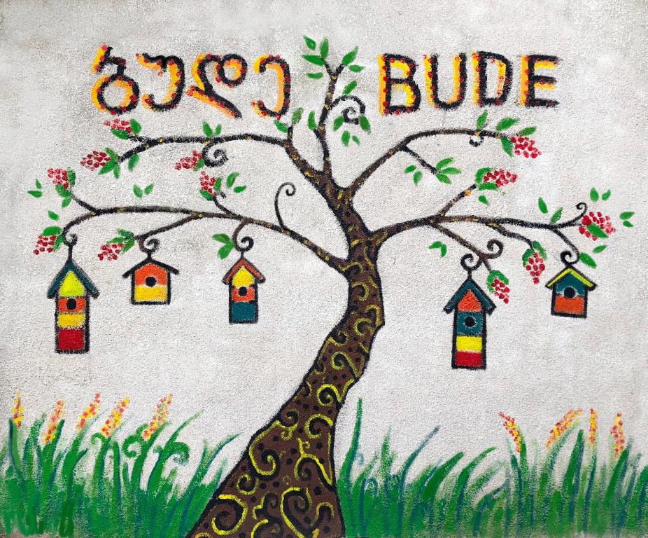 第比利斯Bude Hostel的鸟儿画一棵树