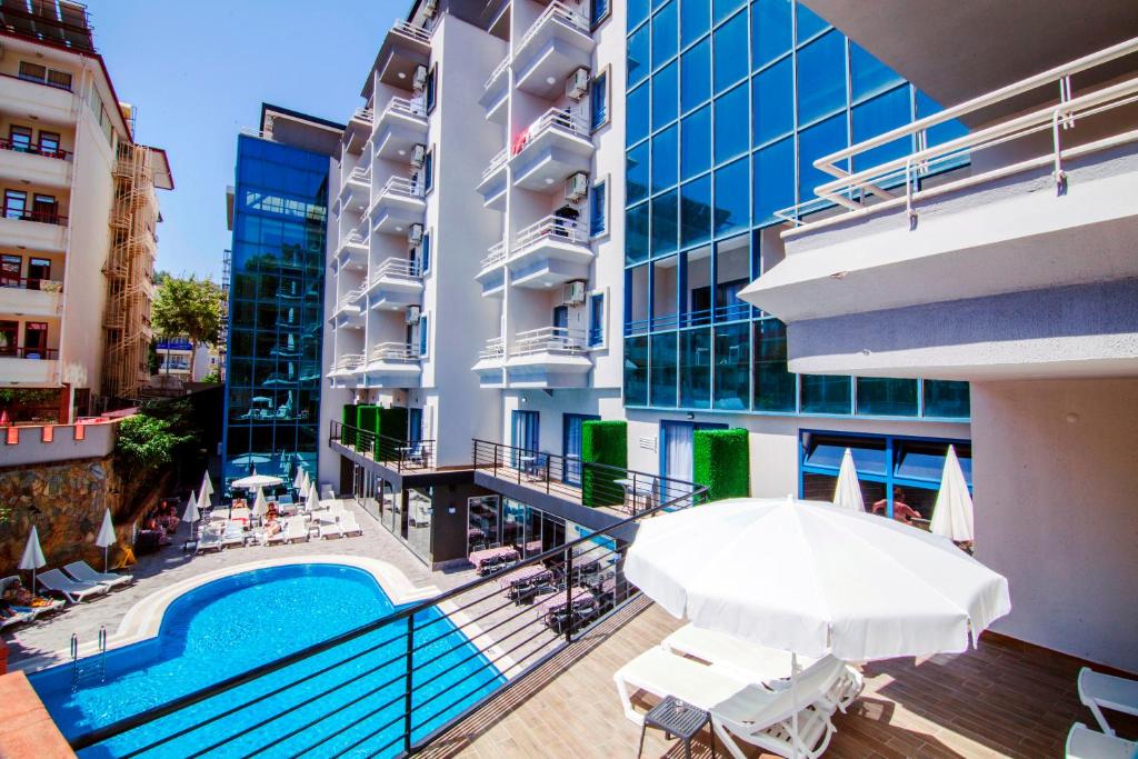阿拉尼亚Ramira City Hotel - Adult Only (16+)的一座设有游泳池和遮阳伞的酒店
