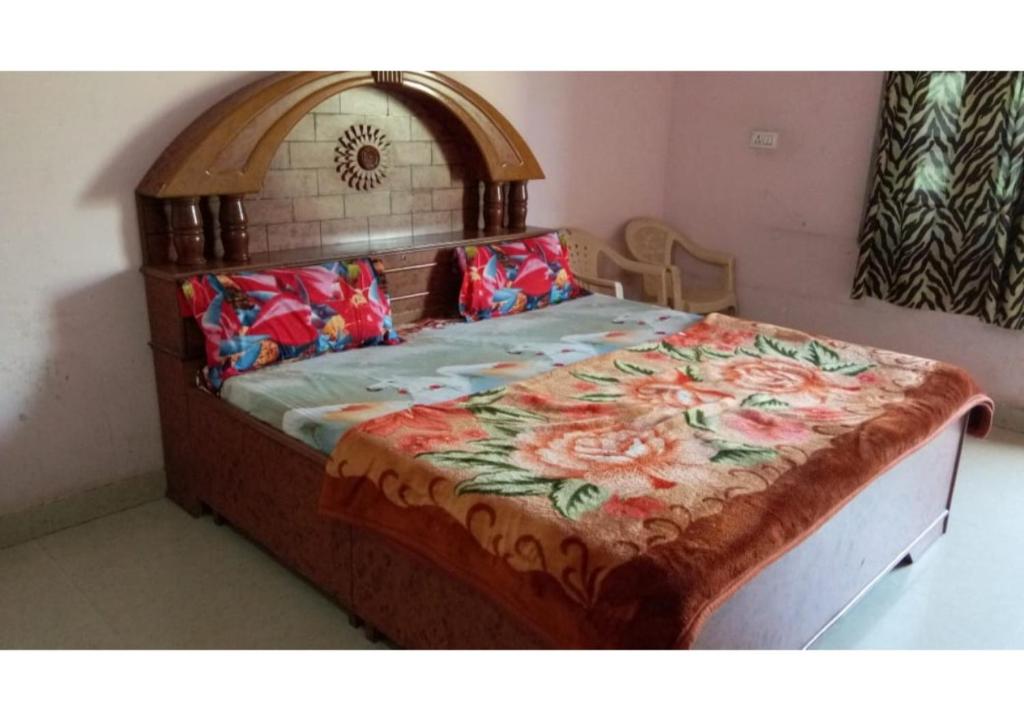 布什格尔Peaceful Palace in Pushkar的一间卧室配有一张带花卉床罩的大床