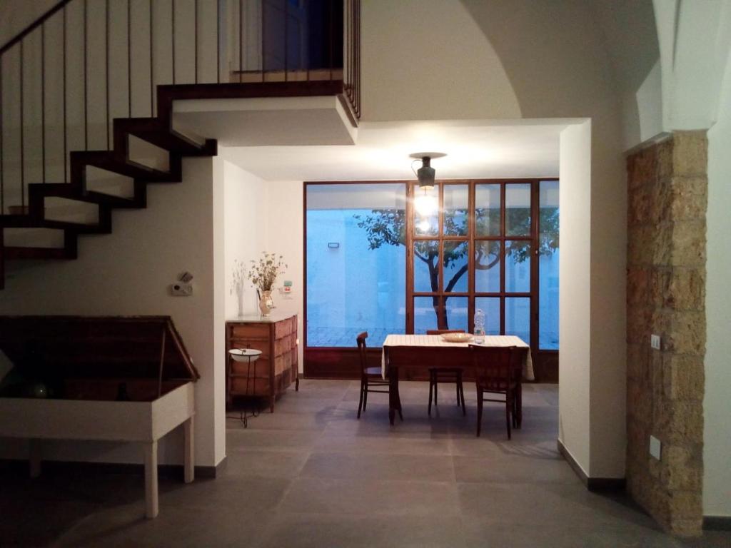 卡斯特里尼亚诺德尔卡波Cortile Calinea的一间带桌子和楼梯的用餐室
