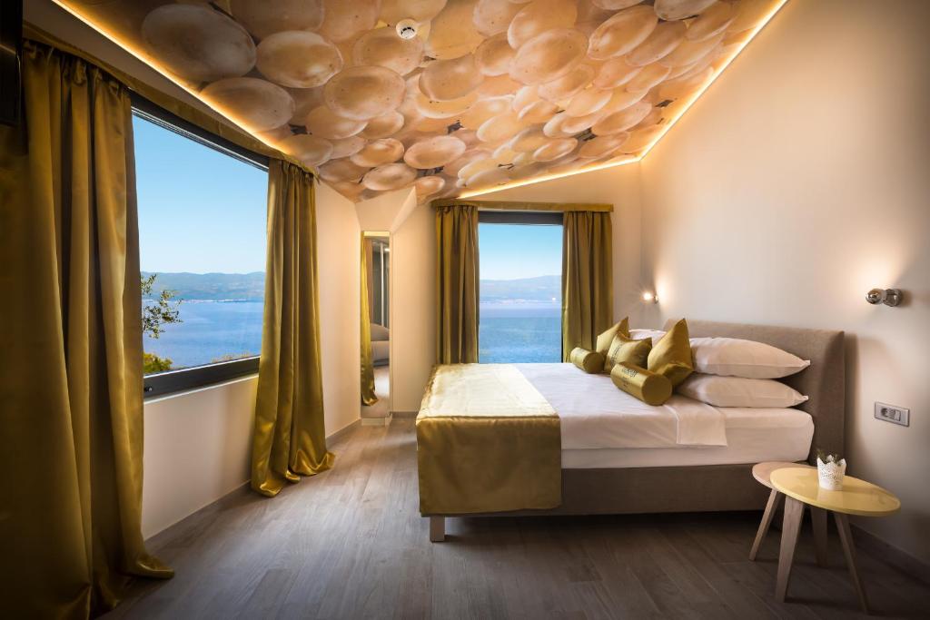 瓦比尼科沃诺特哥斯泊佳酒店的一间卧室设有一张大床和大窗户