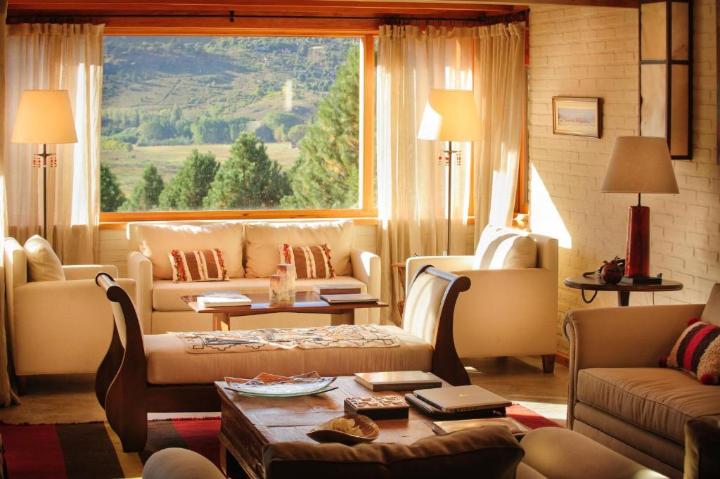 圣马丁德洛斯卡索纳德尔奥拓酒店的客厅配有沙发和桌子