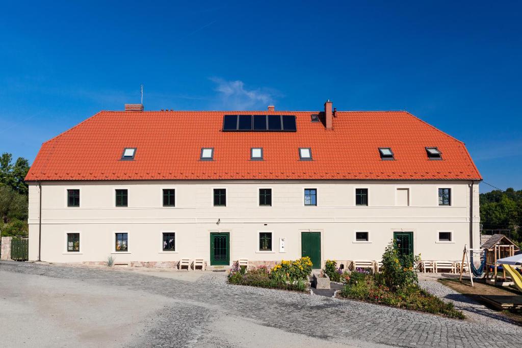 ŚwierzawaGościniec Pod Gruszą的一座白色的大建筑,有橙色的屋顶