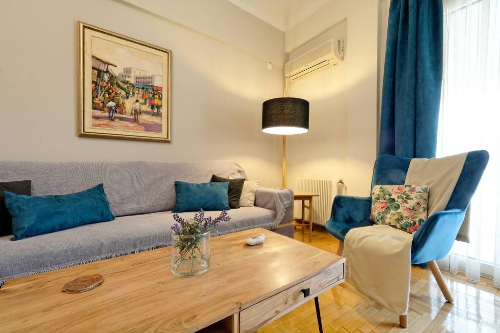 雅典Caryatis Apartment的客厅配有沙发和桌子