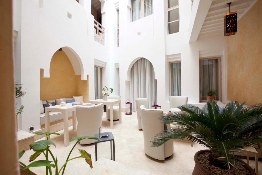 索维拉达玛亚摩洛哥传统庭院住宅的大堂设有桌椅和植物