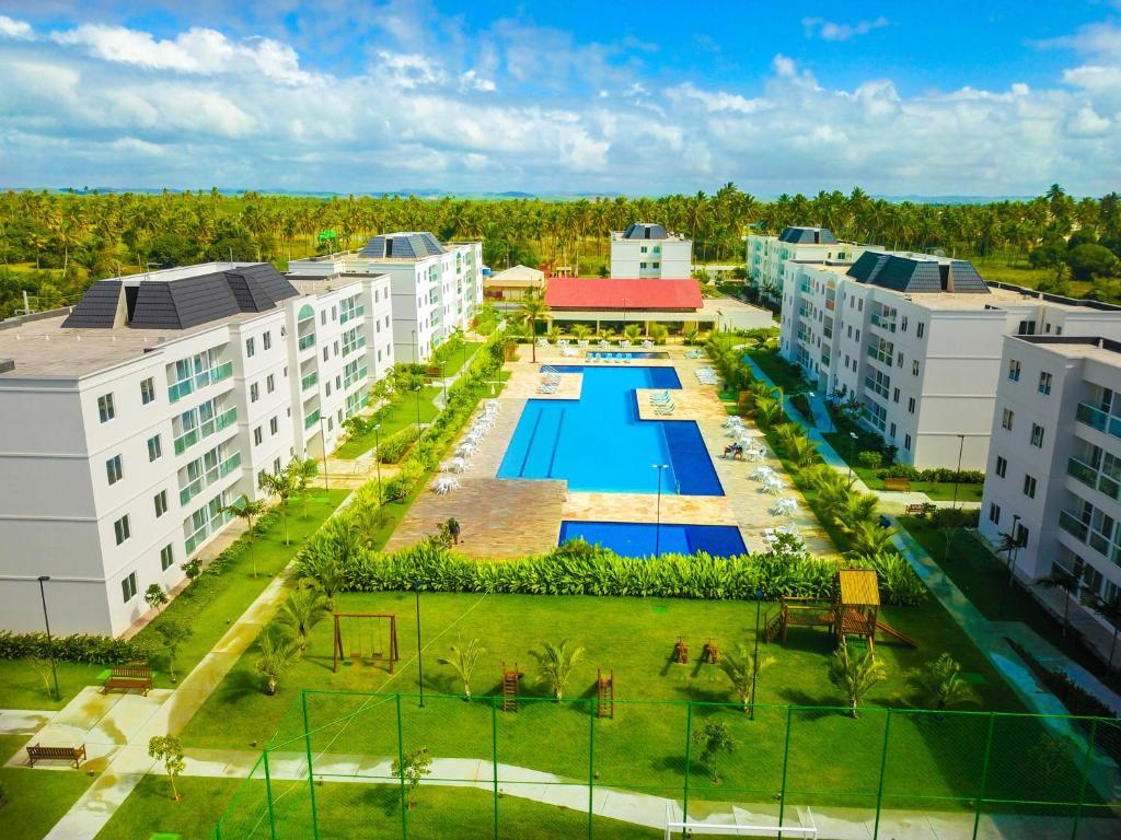 嘎林海斯港Palm Village Acqua的享有公寓大楼的顶部景致,设有游泳池
