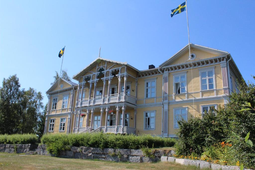 卡利克斯Filipsborg, the Arctic Mansion的一座大房子,上面有两面旗帜