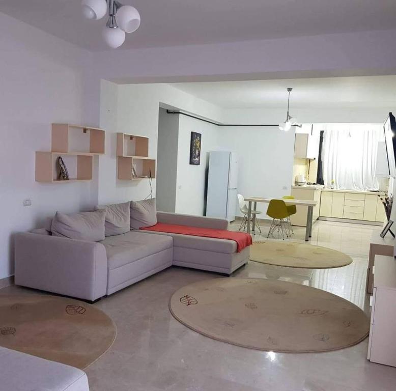 北马马亚-讷沃达里Apartament Raldar Mamaia Nord的客厅配有沙发和桌子