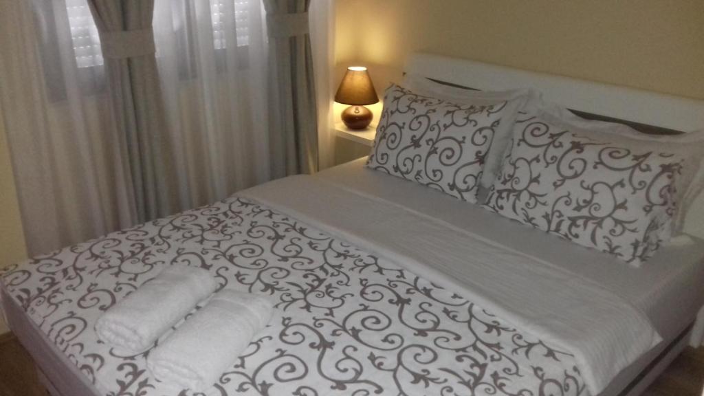 尼克希奇Apartments Delić的一张白色的床,上面有两条滚毛巾