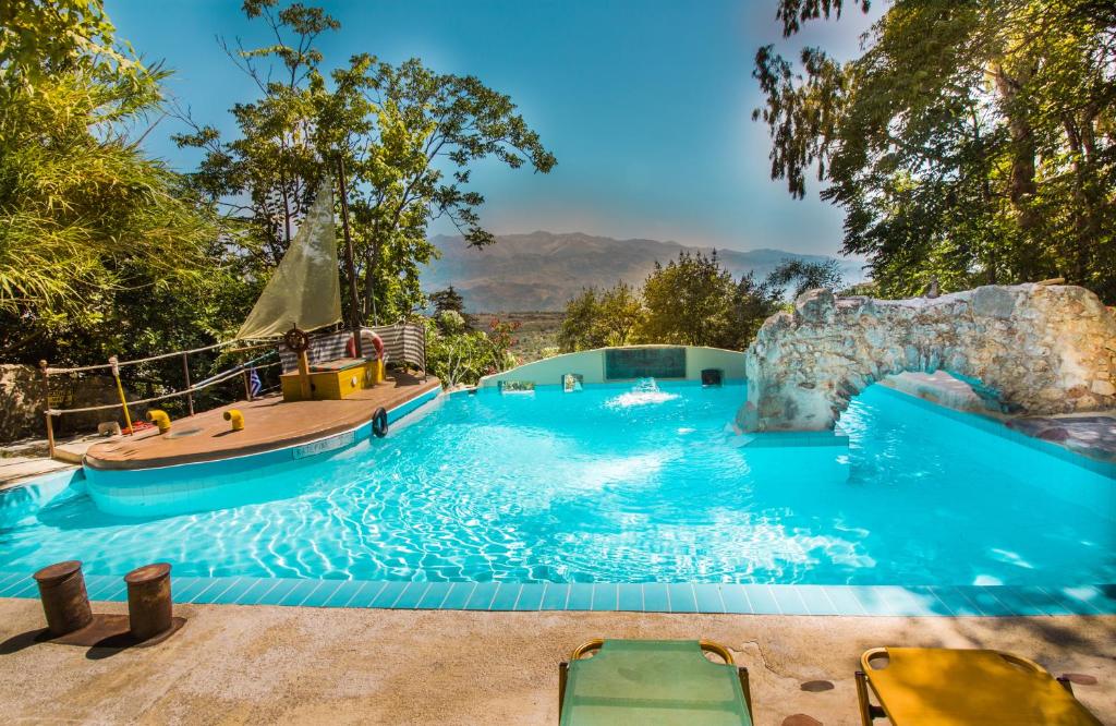 MaláxaMalaxiana Houses的度假村的游泳池,带水滑梯