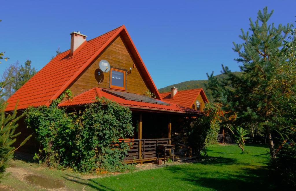 韦特利纳Osada BiesCzad的一座带橙色屋顶的房屋