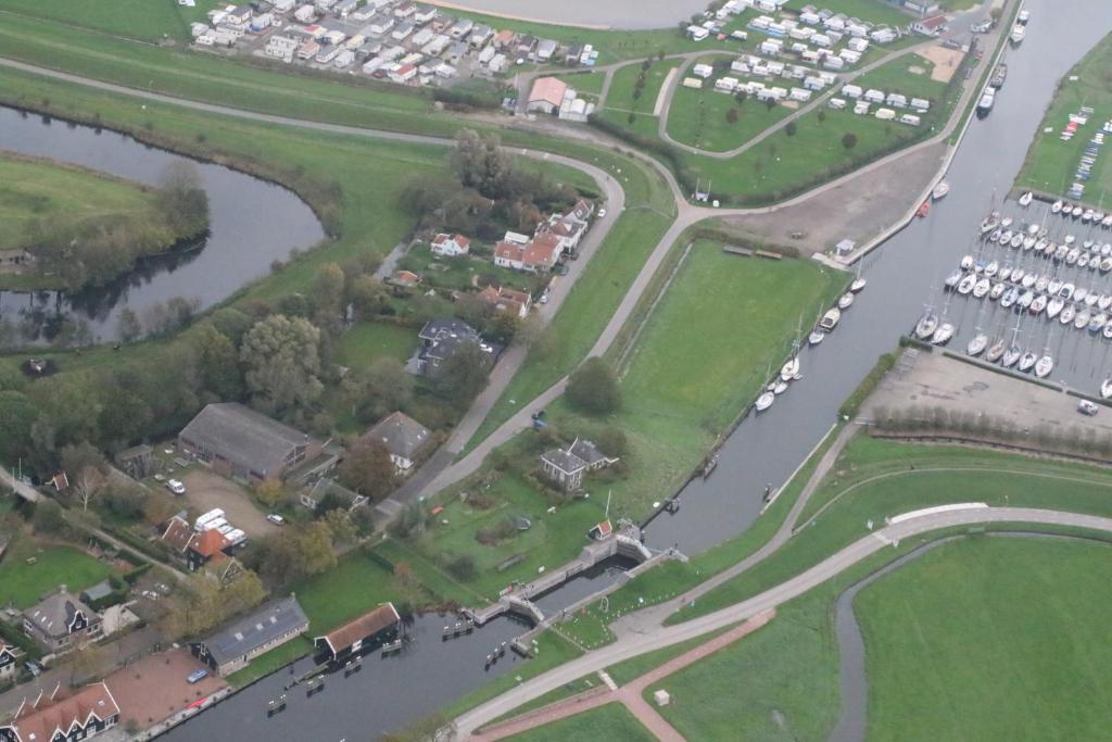 埃丹FortEdam的享有毗邻河流的公园的空中景致