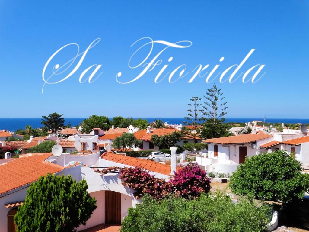瓦雷多利亚Sa Fiorida case vacanze的享有拥有房屋的城镇和大海的景色