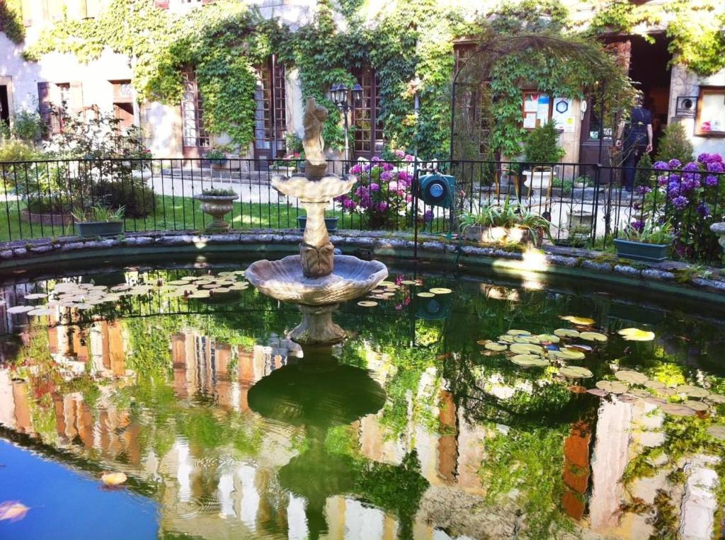 金科拉大公爵酒店的池塘中央的喷泉