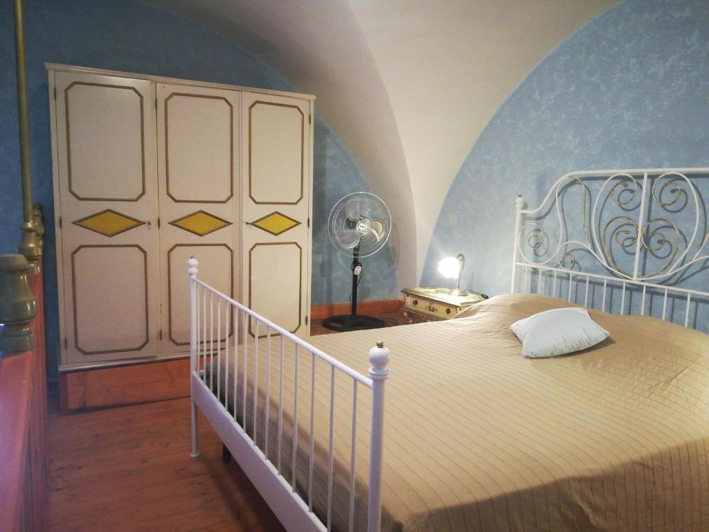 焦维纳佐Secret Garden的一间卧室设有一张大床和蓝色的墙壁