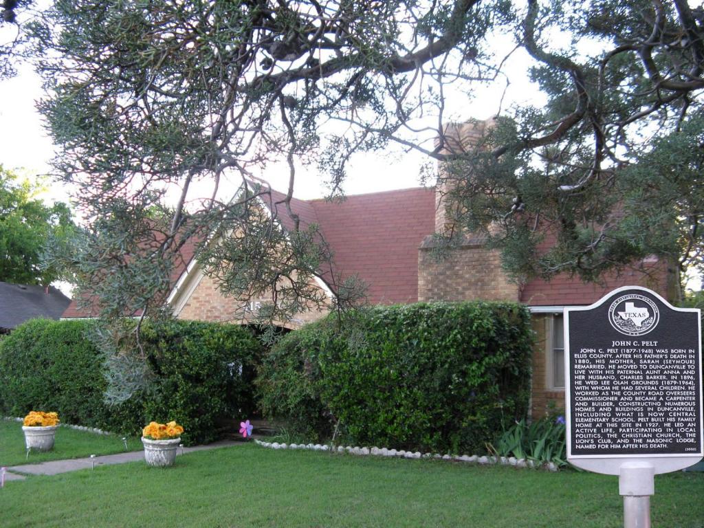 达拉斯阿拉历史Spa小屋住宿加早餐旅馆的院子前有标志的房子